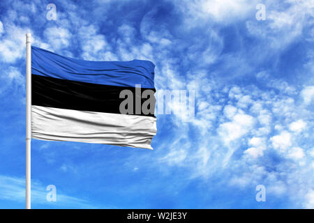 Flagge von Estland über ein Fahnenmast vor blauem Himmel Stockfoto