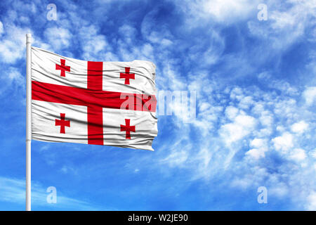 Flagge von Georgia auf einen Fahnenmast vor blauem Himmel Stockfoto