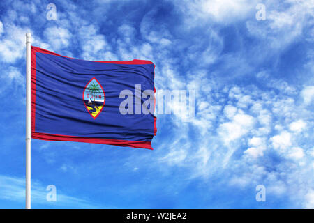 Nationalflagge von Guam auf einen Fahnenmast vor blauem Himmel Stockfoto