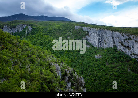 Klettergebiet. Kletterwand. Vela draga, Kroatien. Vertikale Berge im Wald Mitte. Klettern Region. Stockfoto