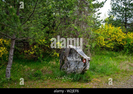 Klettergebiet. Kletterwand. Vela draga, Kroatien. Vertikale Berge im Wald Mitte. Klettern Region. Stockfoto