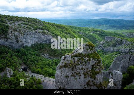 Klettergebiet. Kletterwand. Vela draga, Kroatien. Vertikale Berge im Wald Mitte. Klettern Region. Stockfoto