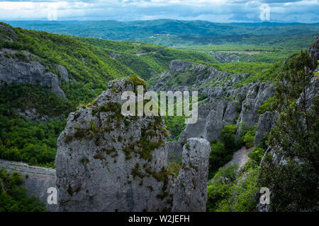 Klettergebiet. Kletterwand. Vela draga, Kroatien. Vertikale Berge im Wald Mitte. Klettern Region. Stockfoto