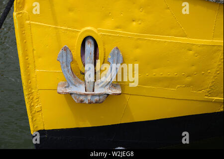 Kappeln, Deutschland. 02 Juli, 2019. Eine gelb lackiert Schiff liegt im Museumshafen in Kappeln an der Schlei. Foto: Ralf Hirschberger/dpa-Zentralbild/ZB/dpa/Alamy leben Nachrichten Stockfoto