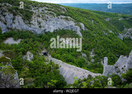 Klettergebiet. Kletterwand. Vela draga, Kroatien. Vertikale Berge im Wald Mitte. Klettern Region. Stockfoto