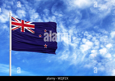 Nationale Flagge Neuseeland auf einem Fahnenmast vor blauem Himmel Stockfoto