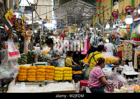 Mitarbeitende, die blumenarrangements in Pak Khlong Talat Flower Market in Bangkok Stockfoto