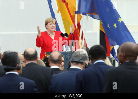 Meseberg, Deutschland. 09 Juli, 2019. Bundeskanzlerin Angela Merkel (CDU) begrüßt die diplomatischen Korps zu den jährlichen Empfang auf Schloss Meseberg und gibt eine Rede im Garten. Quelle: Wolfgang Kumm/dpa/Alamy leben Nachrichten Stockfoto