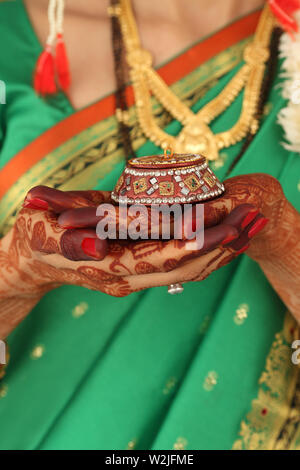Indische Braut Holding sindoor Stockfoto