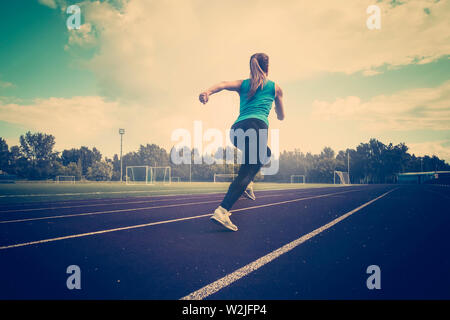 Junge fitness Frau runner läuft am Anschluss Stockfoto