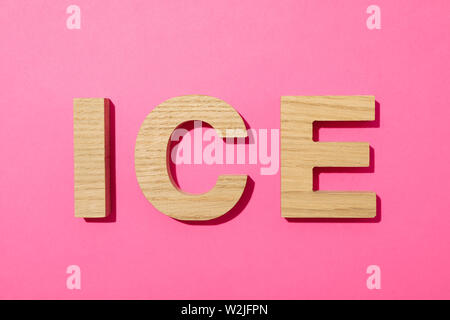 Wort Eis gesäumt mit Holz Buchstaben auf farbigen Hintergrund Stockfoto