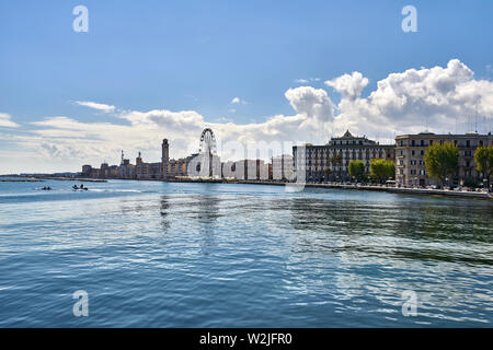 Panoramablick auf das Stadtbild von einer Böschung auf dem Hintergrund der blauen Himmel mit weißen Wolken in Bari Hafenstadt an der Adria in Italien. Es ist ein Ferr Stockfoto