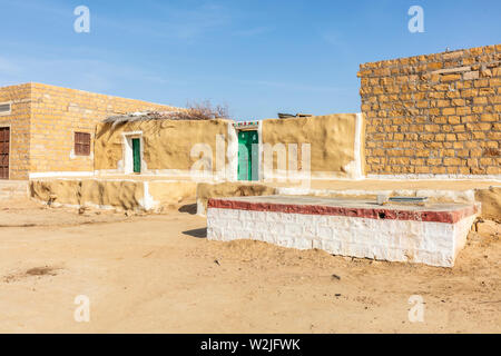 Dorf in der Wüste Thar, in der Nähe von Jaisalmer, die Goldene Stadt in Indien. Stockfoto