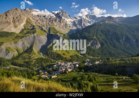 La Grave, Alpes-de-Haute-Provence, Ecrins Nationalpark: das Dorf von La Grave La Meije Berg im Sommer. Romanche-tal, Alpen, Frankreich Stockfoto