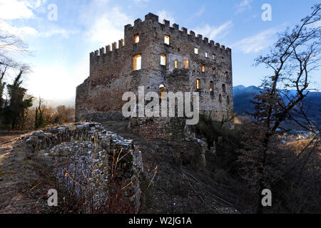 Die Ruinen der Burg Kaldiff, Provinz Bozen, Italien, Trentino Alto-Adige. Es wurde im 12. Jahrhundert erbaut und dominiert das Dorf von Neumarkt. Stockfoto