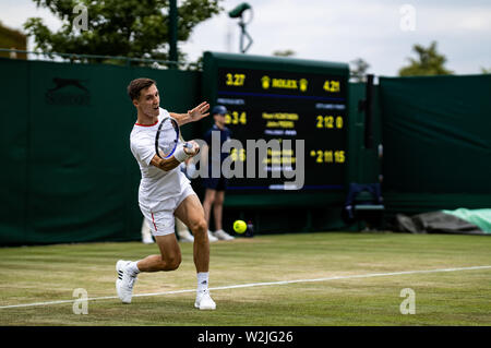 Joe Salisbury in Aktion im Herrendoppel am achten Tag der Wimbledon Championships im All England Lawn Tennis and Croquet Club, Wimbledon. Stockfoto