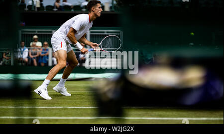 Joe Salisbury in Aktion in der Mens verdoppelt an Tag 8 der Wimbledon Championships in der All England Lawn Tennis und Croquet Club, Wimbledon. Stockfoto