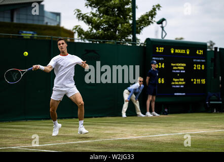 Joe Salisbury in Aktion im Herrendoppel am achten Tag der Wimbledon Championships im All England Lawn Tennis and Croquet Club, Wimbledon. Stockfoto