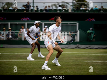 Joe Salisbury und Rajeev Ram in Aktion in der Mens verdoppelt an Tag 8 der Wimbledon Championships in der All England Lawn Tennis und Croquet Club, Wimbledon. Stockfoto