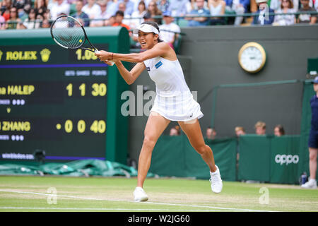 Shuai Zhang von China während der Frauen singles Viertelfinale von Wimbledon Lawn Tennis Championships gegen Simona Halep Rumäniens bei den All England Lawn Tennis und Croquet Club in London, England am 9. Juli 2019. Quelle: LBA/Alamy leben Nachrichten Stockfoto