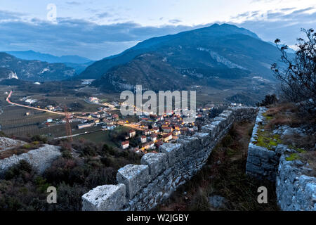 Österreichisch-ungarischen Graben der Große Krieg mit Blick auf die Stadt von Nago. Im Hintergrund die Baldo Massivs. Trient Provinz Trentino Alto-Adige, Italien Stockfoto