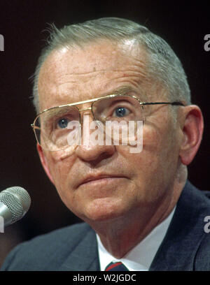 Juli 09, 2019: Datei: Ross Perot, der Milliardär tycoon Wer zwei erfolglosen dritten Präsidentenkampagnen im Jahre 1990 montiert s gestorben ist. Er war 89. Bild: März 2, 1993 - Washington, District of Columbia, Vereinigte Staaten von Amerika - ehemals dritten Kandidaten für das Amt des Präsidenten der Vereinigten Staaten von Ross Perot bezeugt vor der Gemischte Ausschuss für die Organisation des Kongresses auf dem Capitol Hill in Washington, DC am Dienstag, 2. März 1993. Credit: Ron Sachs/CNP/ZUMA Draht/Alamy leben Nachrichten Stockfoto