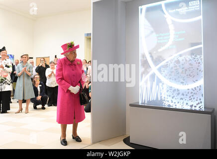 Queen Elizabeth II stellt eine Plakette der Königlichen Papworth Krankenhaus, Cambridge offiziell eröffnet. Stockfoto