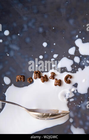 Das Wort Morgen Ist Mit Schokolade Cornflakes Fur Ein Schnelles Fruhstuck Mit Milch Auf Einem Grauen Hintergrund Mit Levitation Geschrieben Stockfotografie Alamy