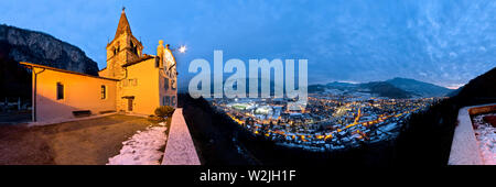 Die Montalbano Heiligtum und die Stadt von Mori, Vallagarina, Trient Provinz Trentino Alto-Adige, Italien, Europa. Stockfoto