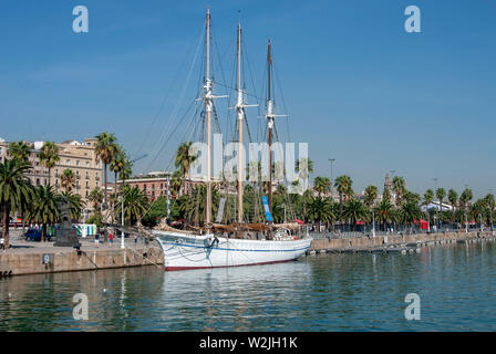 Historische 1918 Drei Mast Schoner Santa Eulalia Port Vell Barcelona Spanien port Seitenansicht des wiederhergestellten weiß lackiert 3-Mast Schoner Schiff Boot v Stockfoto