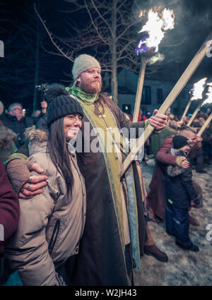 Wikinger unterhaltsam Touristen im Winter Lights Festival, Reykjavik, Island Stockfoto