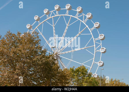 Große weiße Ferris Riesenrad Moll Barceloneta Barcelona Katalonien Spanien Riesenrad Stahlkonstruktion Fahrgeschäft mit mehreren Pkw carr Stockfoto