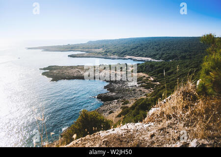 Blick auf die schönen Klippen. Meer im Salento, Apulien, Italien. Nardò, Provinz Lecce. Natur und Marine behält sich das Konzept. Stockfoto