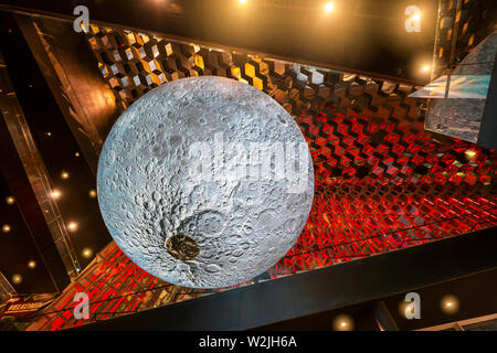 Museum des Mondes, Kunstwerk, durch Installation Künstler Luke Jerram während der Winter Lights Festival, Harpa, Reykjavik, Island. Stockfoto