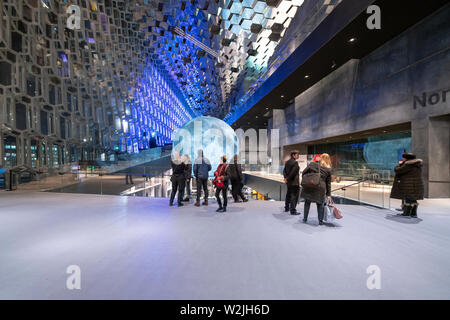 Museum des Mondes, Kunstwerk, durch Installation Künstler Luke Jerram während der Winter Lights Festival, Harpa, Reykjavik, Island. Stockfoto