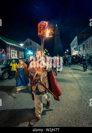 Wikinger unterhaltsam Touristen im Winter Lights Festival, Reykjavik, Island Stockfoto