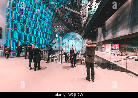 Museum des Mondes, Kunstwerk, durch Installation Künstler Luke Jerram während der Winter Lights Festival, Harpa, Reykjavik, Island. Stockfoto