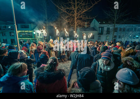 Wikinger unterhaltsam Touristen im Winter Lights Festival, Reykjavik, Island Stockfoto