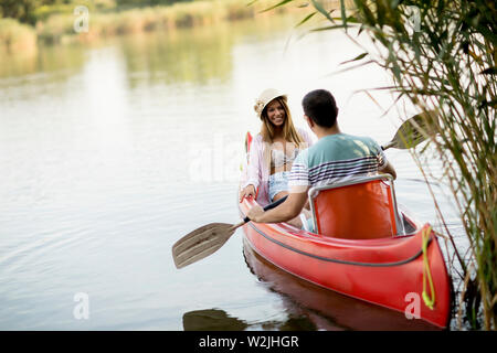 Paar Rudern auf dem See im Sommer Tag Stockfoto