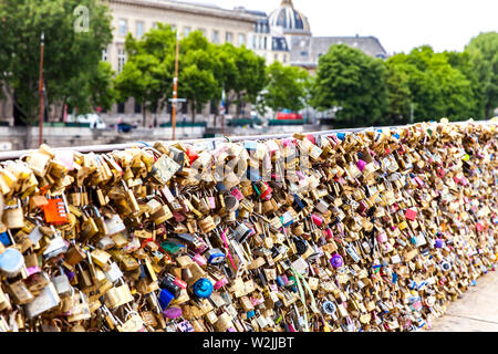 PARIS, Frankreich, 12. JUNI 2017: Liebe padlockas in Pont Neuf in Paris, Frankreich. Im April 2018 mindestens 40 Tonnen liebe Vorhängeschlösser wurden fr entfernt Stockfoto