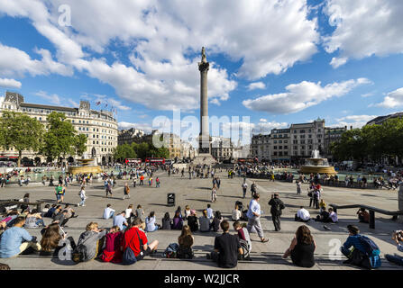 Besetzt Trafalgar Square in London im Sommer Stockfoto