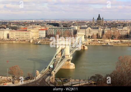 Luftaufnahme der Budapester Kettenbrücke", das war die erste Brücke über die Donau gebaut, eine physische Verbindung zwischen Buda und Pest. Stockfoto