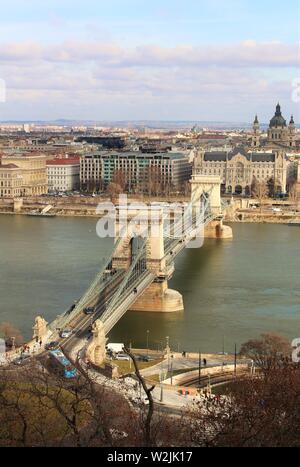 Luftaufnahme der Budapester Kettenbrücke", das war die erste Brücke über die Donau gebaut, eine physische Verbindung zwischen Buda und Pest. Stockfoto