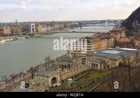 Budapest, Ungarn - 4. Februar 2019: Blick von der Budaer Seite der Stadt, entlang der Donau, mit Blick über die Pest. Stockfoto