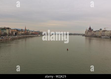 Blick auf die Donau in Budapest, an der Budaer Seite der Stadt (links) und der Pester Seite (rechts). Schuß von Chain Bridge. Stockfoto