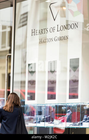 Ein Fenster Shopper in Hatton Garden Central London Stockfoto