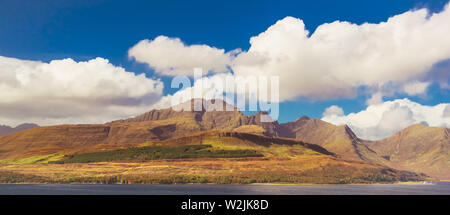 Panoramablick auf Bla Bheinn (blaven) und Cuillin Bergen auf der schönen sonnigen Tag auf der Isle of Skye, Schottland, Großbritannien Stockfoto