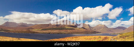 Panoramablick auf Bla Bheinn (blaven) und Cuillin Bergen auf der schönen sonnigen Tag auf der Isle of Skye, Schottland, Großbritannien Stockfoto