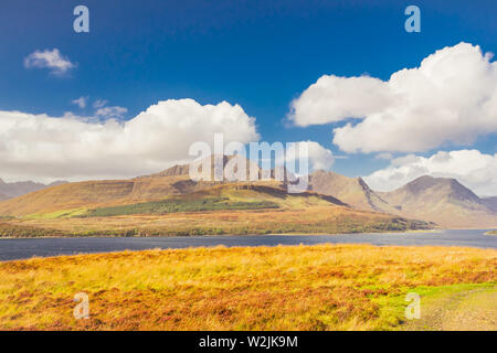 Bla Bheinn (blaven) und Cuillin Bergen auf der Isle of Skye, Schottland Stockfoto