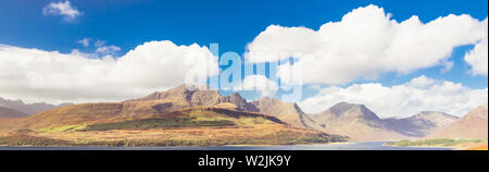 Panoramablick auf Bla Bheinn (blaven) und Cuillin Bergen auf der schönen sonnigen Tag auf der Isle of Skye, Schottland, Großbritannien Stockfoto